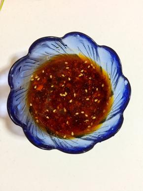 蒜蓉，姜末，盐，辣椒油，香油，生抽，香醋拌匀调成料汁儿！