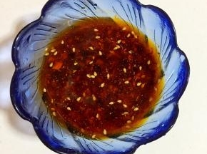 蒜蓉，姜末，盐，辣椒油，香油，生抽，香醋拌匀调成料汁儿！