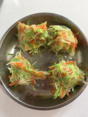 晾冷后挤干水分备用！