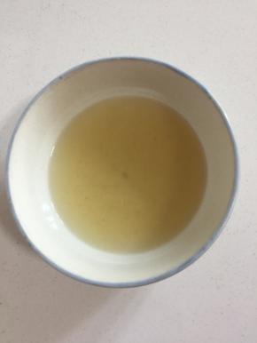 晾凉后，把葱姜蒜花椒水过滤出来备用！