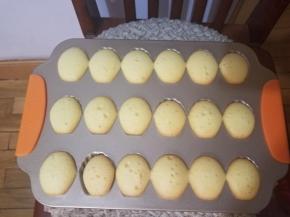 150度12分钟左右，中间的小肚子鼓起来了，边缘有点点焦黄就可以出炉了。