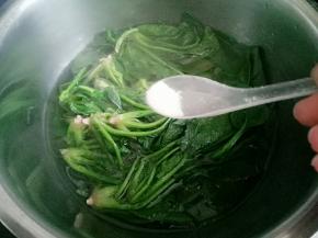 少撒一点盐，把菠菜烫一下捞出来