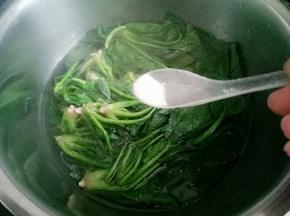 少撒一点盐，把菠菜烫一下捞出来