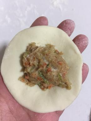 放一勺肉馅儿在面片中间。