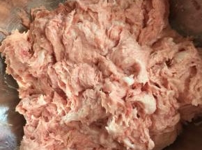 切成条，再用料理机搅拌成泥状备用！