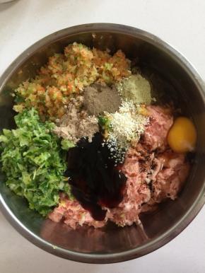 肉馅儿中加入2勺蚝油，1勺椒盐，一勺胡椒粉，一勺五香粉，一勺鸡精，一勺酱油，两勺生抽，两勺料酒，一勺香油，一个鸡蛋。