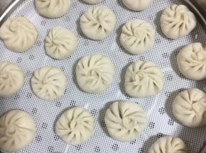 依次把所有的小笼包都包好，醒20分钟。