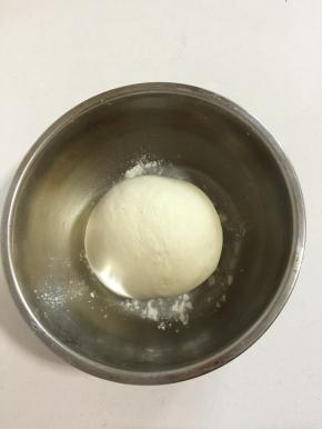 加入适量的温水搅拌均匀揉成光滑的面团，放在温暖处基础发酵！