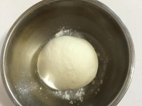加入适量的温水搅拌均匀揉成光滑的面团，放在温暖处基础发酵！