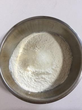 面粉中加入酵母，白糖搅拌均匀！