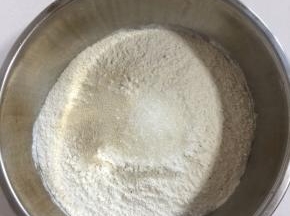 面粉中加入酵母，白糖搅拌均匀！