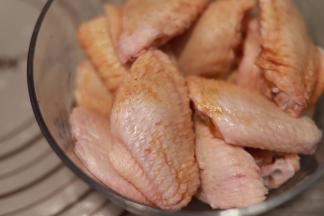 放入生抽，老抽，胡椒粉，料酒，盐