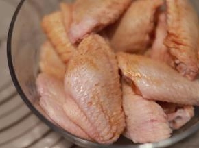 放入生抽，老抽，胡椒粉，料酒，盐