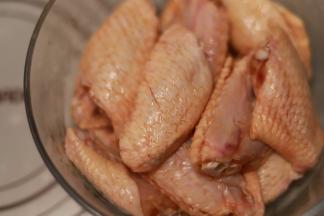 用手抓匀，腌制至少一个小时，期间翻面一两次