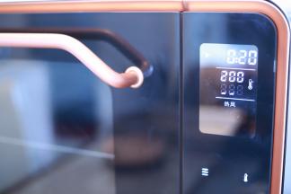 烤箱启动热风功能，设置温度为200度，时间15分钟