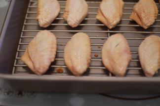 将腌制好的鸡翅放入烤盘内