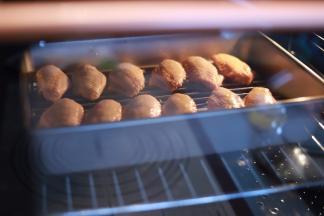 将鸡翅放入预热好的烤箱内