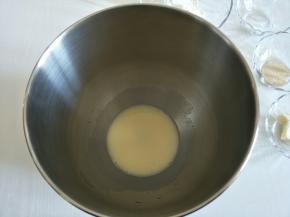 先混合匀液体和糖。