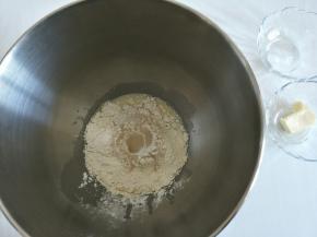 加入面粉，干酵母。