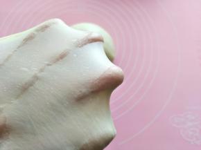 厨师机打面到面团光滑，可以拉出比较厚的膜，加入软化黄油以及盐。直到可以拉出薄膜的扩展阶段即可。
放到温度27℃，相对湿度75%的环境中发酵。大约60-90分钟。
发酵好后，面团用手轻轻按压排气，之后等分8个面团，每个38克。