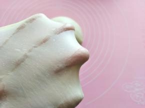 厨师机打面到面团光滑，可以拉出比较厚的膜，加入软化黄油以及盐。直到可以拉出薄膜的扩展阶段即可。
放到温度27℃，相对湿度75%的环境中发酵。大约60-90分钟。
发酵好后，面团用手轻轻按压排气，之后等分8个面团，每个38克。