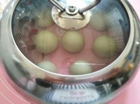 覆盖容器或保鲜膜，醒发15分钟。