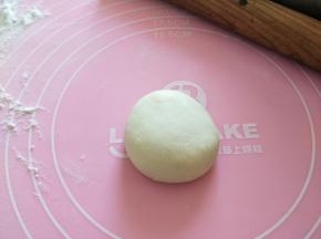 取一个，压扁，擀开