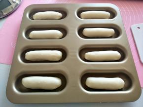 其他面团做好，放入模具。