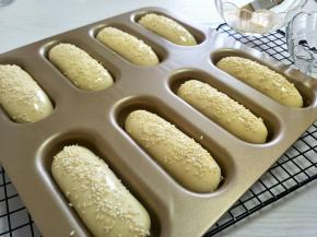 发酵好后，刷蛋液，撒芝麻。