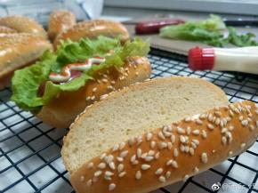 晾温就可以切开，大约2/3深度。放入自己喜欢的食物即可。