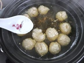 加入适量盐调味。