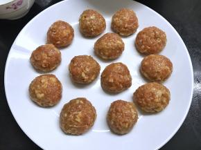 用勺子取一勺肉泥在手心中摔打再舀起反复五六次做成一个光滑的肉丸。