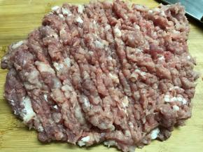 猪肉洗净剁碎。