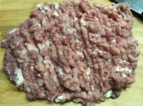 猪肉洗净剁碎。