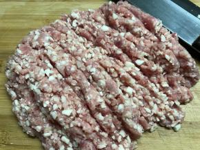 放入切成小粒的荸荠混均。