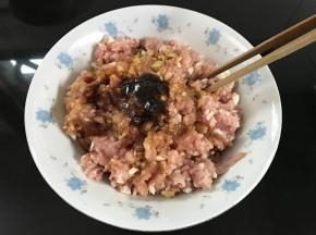 剁好的肉馅中加入生抽、蚝油、鱼露等调料。