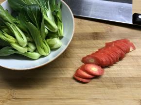 上海青洗净，胡萝卜去皮切片。