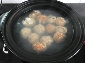砂锅中加适量水放入肉丸。