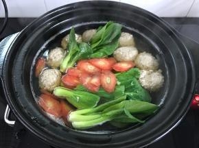放入青菜和胡萝卜。再次煮开即可出锅。
