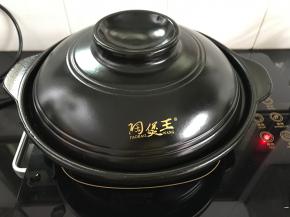 盖上砂锅盖子，大火煮开。