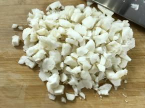 荸荠洗净去皮后切成小粒。