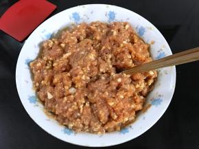 加少许水后顺一个方向打上劲。