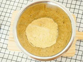 玉米面倒入盆里