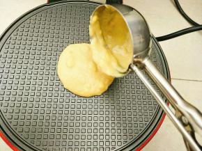 小红锅最高温预热好以后用勺子舀大半勺面糊放进去烘烤3分钟