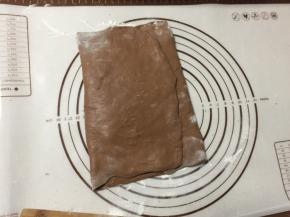 将可可面皮左右各向中间折叠