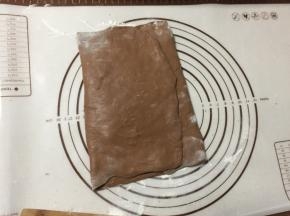 将可可面皮左右各向中间折叠