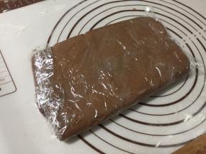 用保鲜膜将可可面皮包裹送入冰箱冷藏30分钟，再重复11-13步骤折叠，折叠速度尽可能快些，入黄油有漏出即刻放入冰箱冷藏