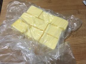 取出125克黄油切片并排拼接室温稍软化
