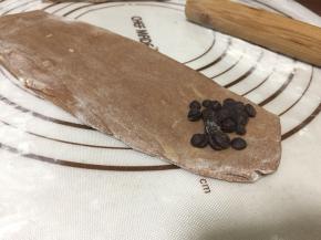 在一段放入黑巧克力，卷起