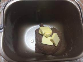 放入28g室温软化黄油，继续开启自定揉面模式揉25分钟